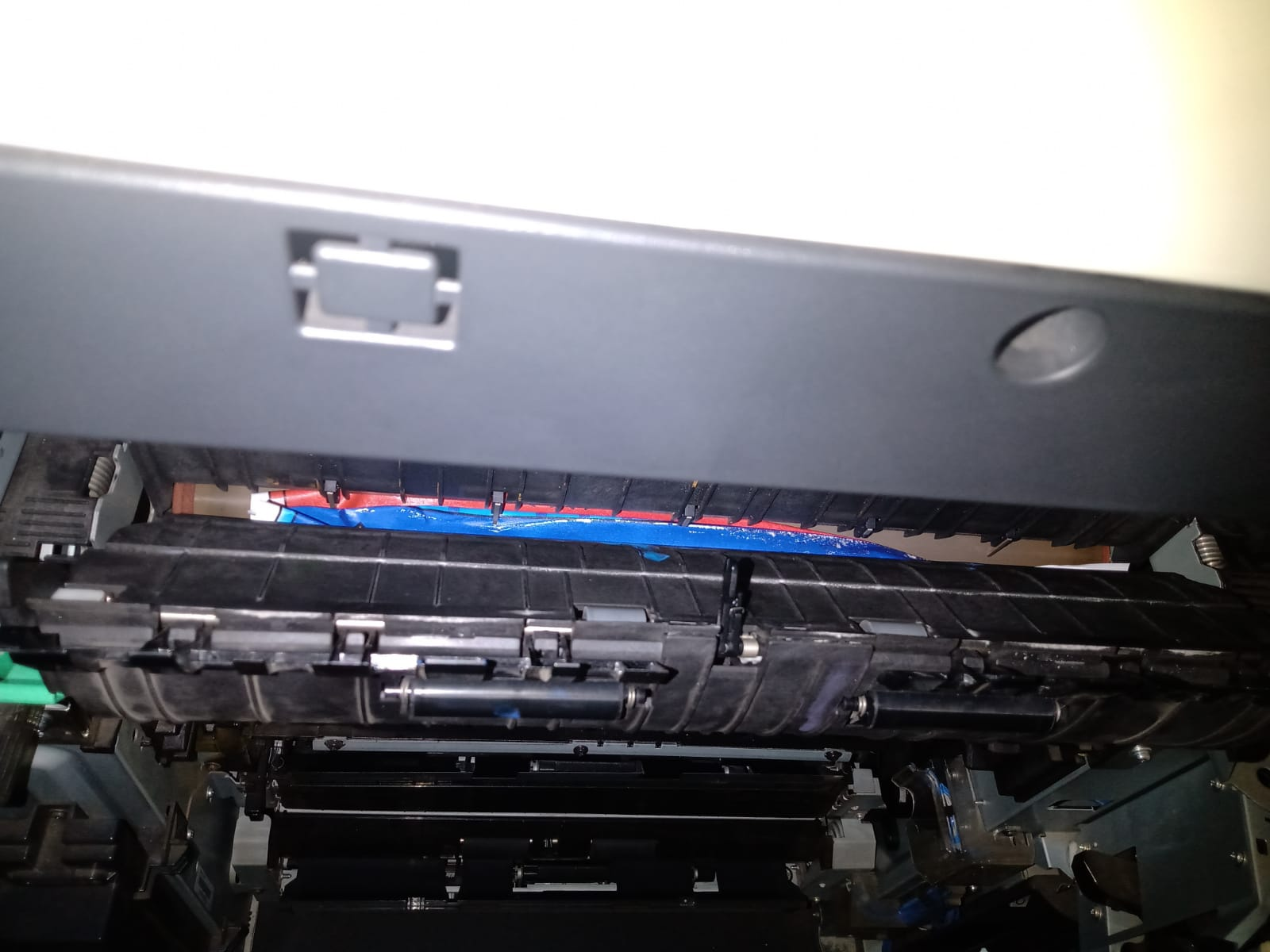 image Por que as folhas ficam presas na unidade do fusor da Konica Minolta Bizhub C227/C287?